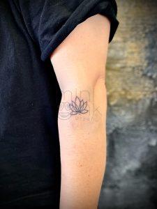 lotosovy kvet tetovani lotus flower tattoo cernobile tetovani black and white tattoo